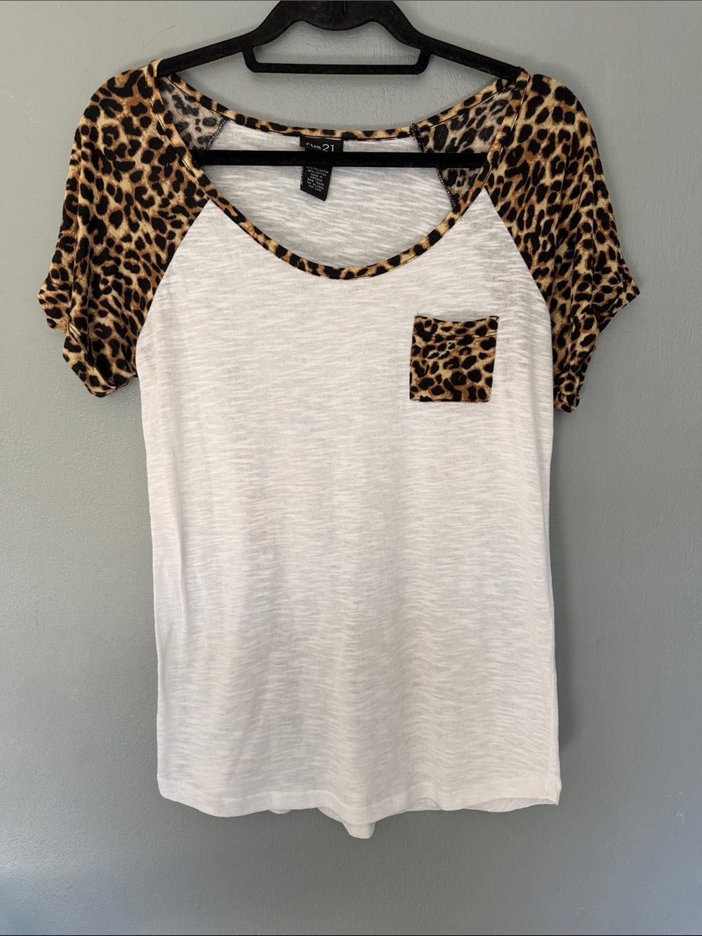 Forever 21 Women’s Leopard Print‎ Safari Raglan Pocket Tee Size Large